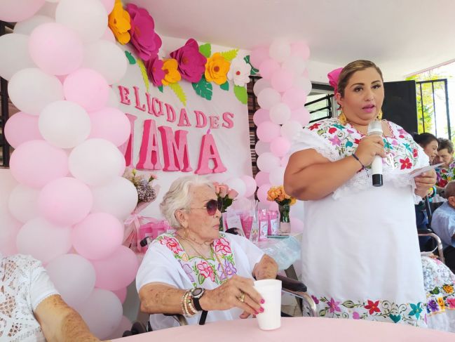 Adultos mayores celebran el Día de la Madre en la estancia Home of Love